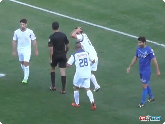 שחקני עפולה באים בטענות (צביקה ריז)